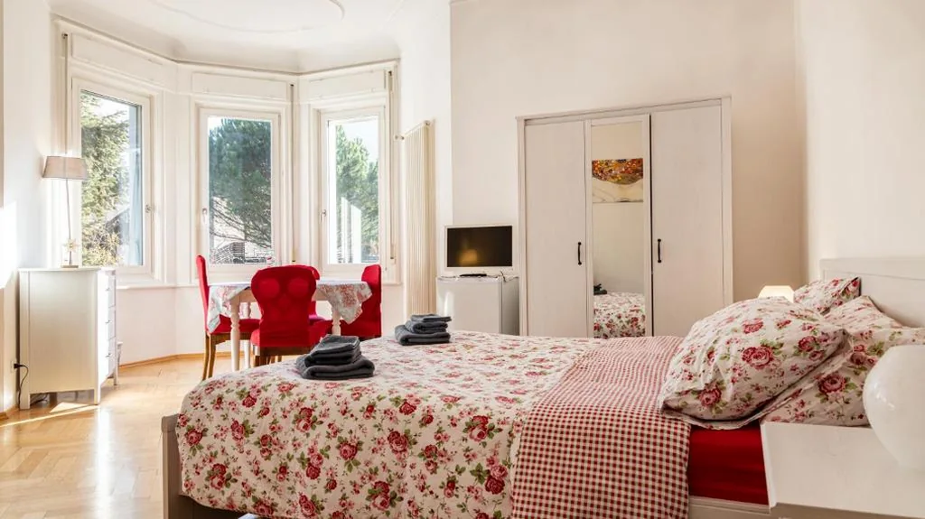 Camera Familiare con Bagno in Comune — Villa Anita Rooms
