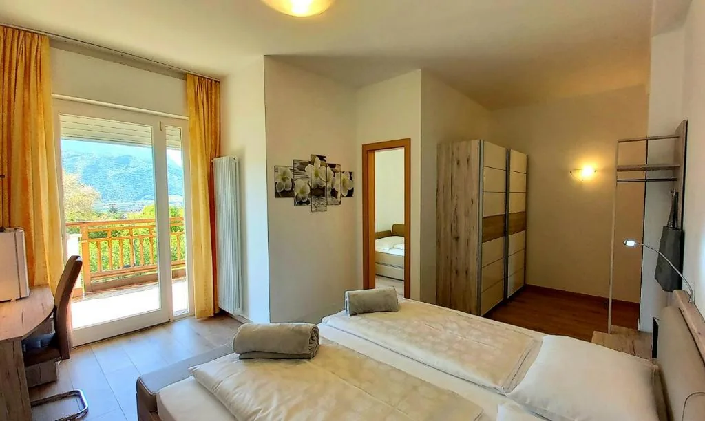 Family Room with Balcony — Hotel Garni Grüner Baum (Albero Verde)