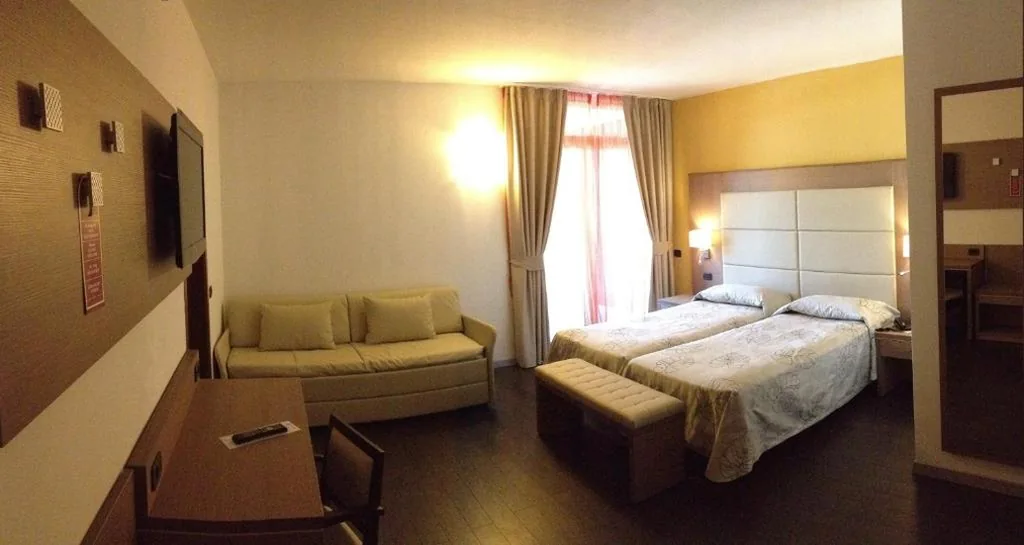 Camera Familiare con Balcone — Hotel Villa Rosa