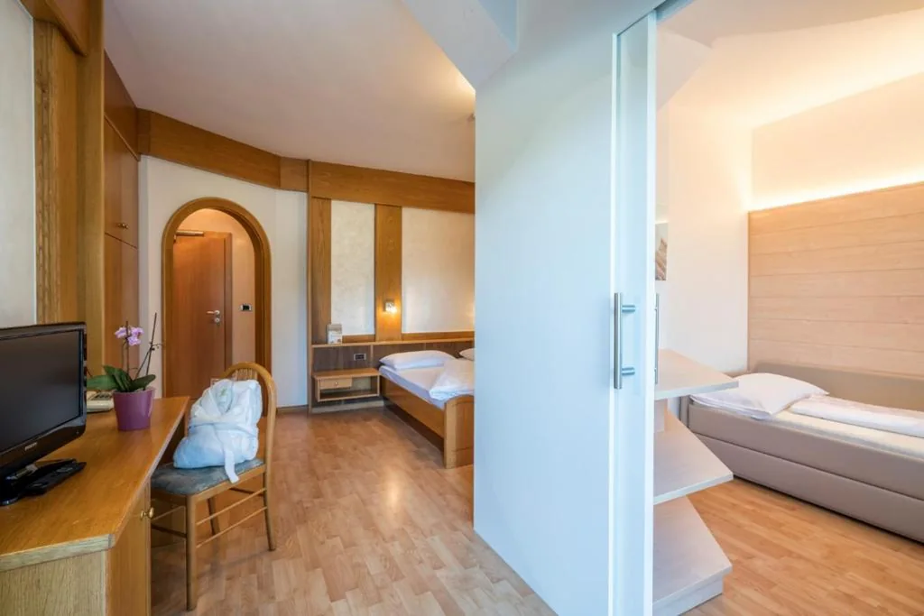Family Room with Terrace — Hotel Garni Grüner Baum (Albero Verde)
