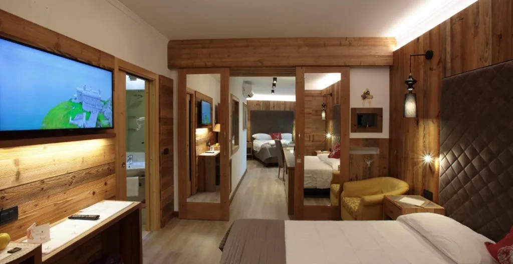 Camera Familiare con Vasca — Alexander Hotel Alpine Wellness Dolomites