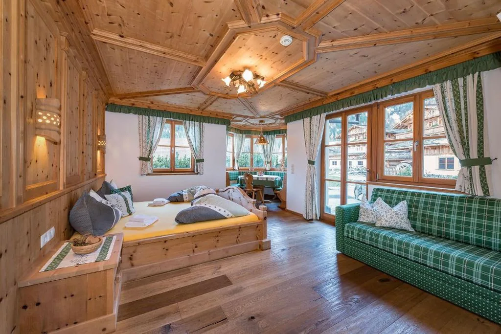 Family Room with Tub — Chalets Almdorf Haidenberg