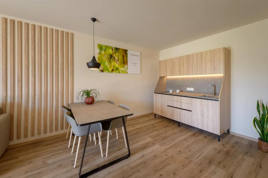 Camera Familiare con Vista Giardino — Hotel Cornelian Suites & Rooms