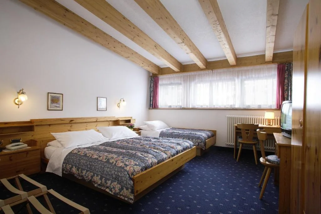 Camera Familiare con Vista Montagna — Hotel Alpi