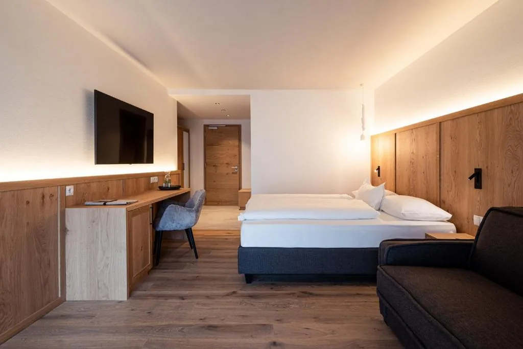 Camera Familiare Esclusiva con Balcone e Vista Montagna — B&B Boutiquehotel Clara