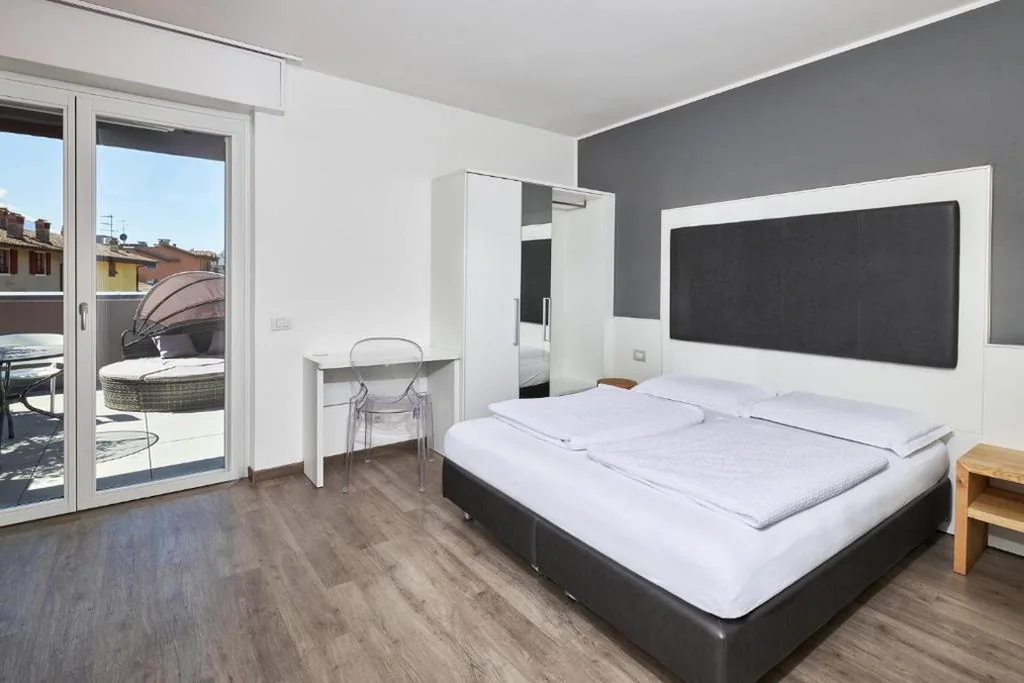 Camera Familiare Standard — Rolly – Rooms & Restaurant