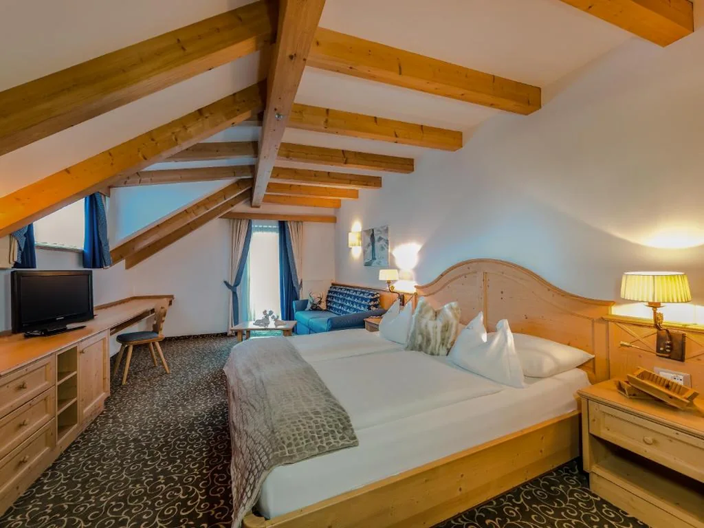 Camera Mansardata Matrimoniale/Doppia con Letti Singoli con Balcone — Hotel Sun Valley