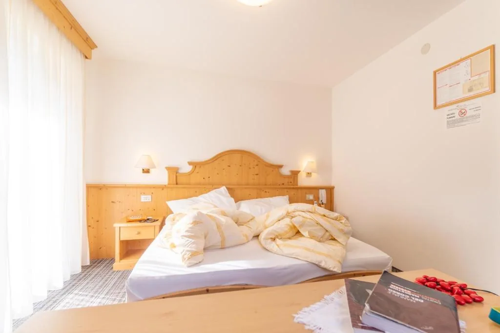 Camera Matrimoniale — Albergo Canazei