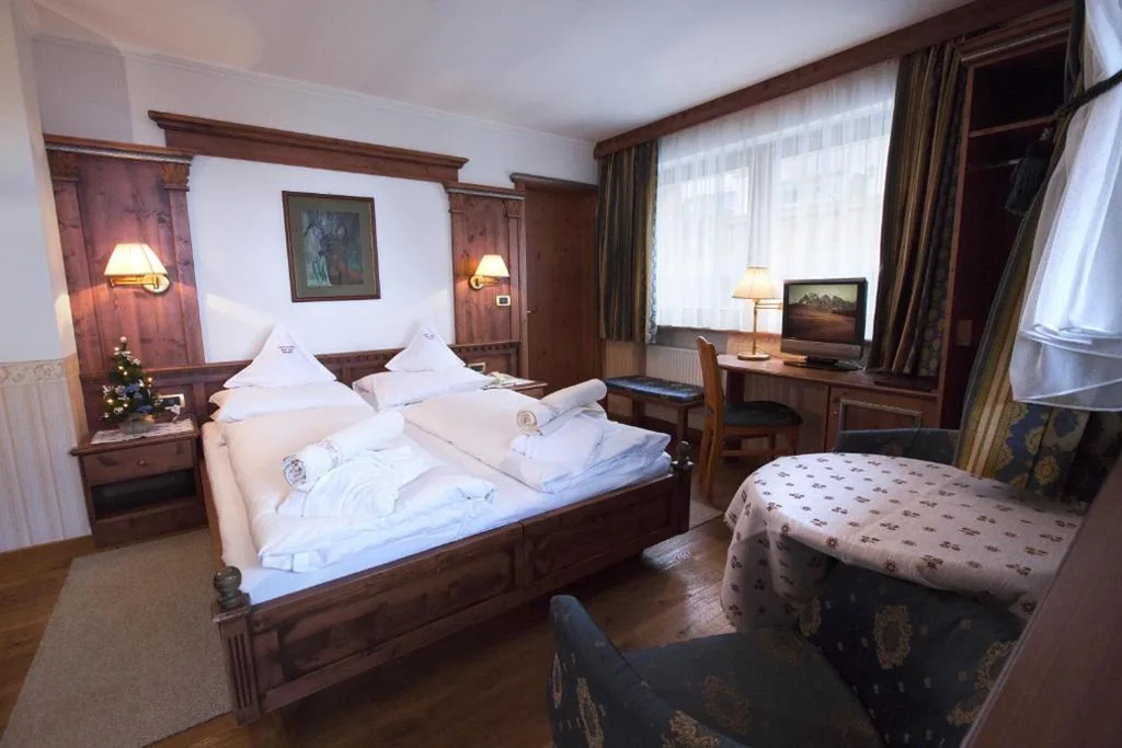 Camera Matrimoniale Classic con Balcone — Hotel Garni Concordia – Dolomites Home