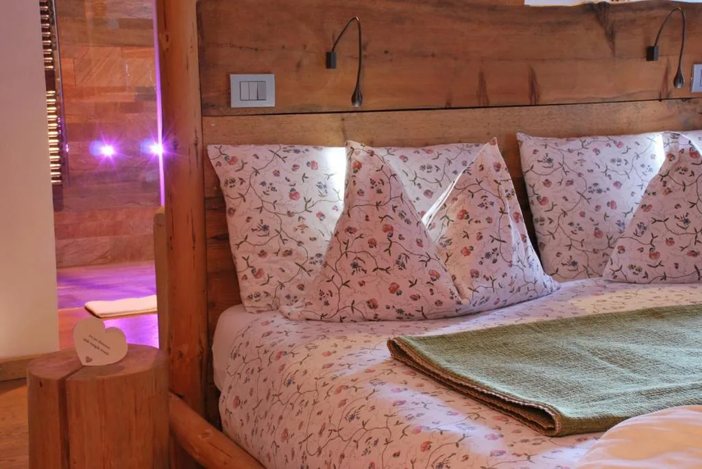 Camera Matrimoniale Classic con Sauna Privata e Camino — Villa Kofler Wonderland Resort