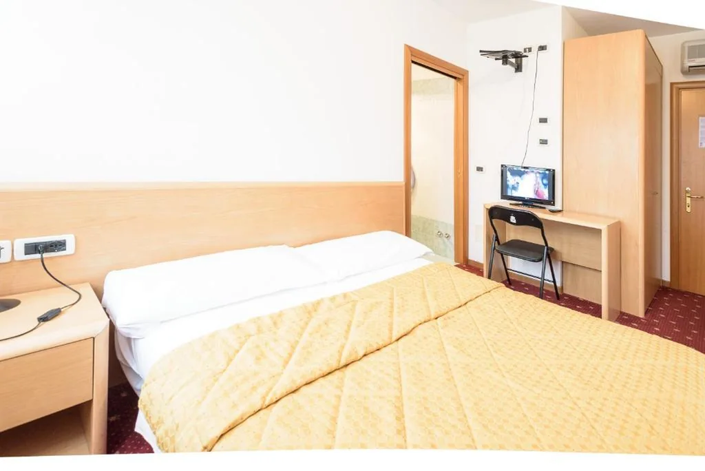 Camera Matrimoniale Comfort con Balcone e Letto a 1 Piazza e Mezza — Hotel Doria