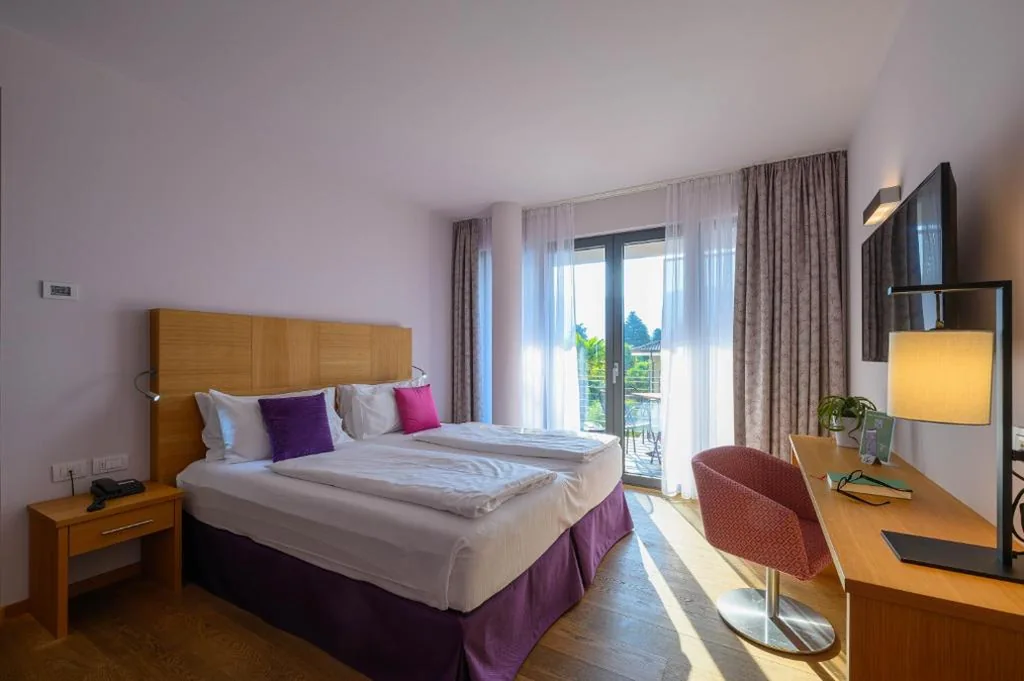 Camera Matrimoniale Comfort con Balcone e Vista Lago — Active & Family Hotel Gioiosa