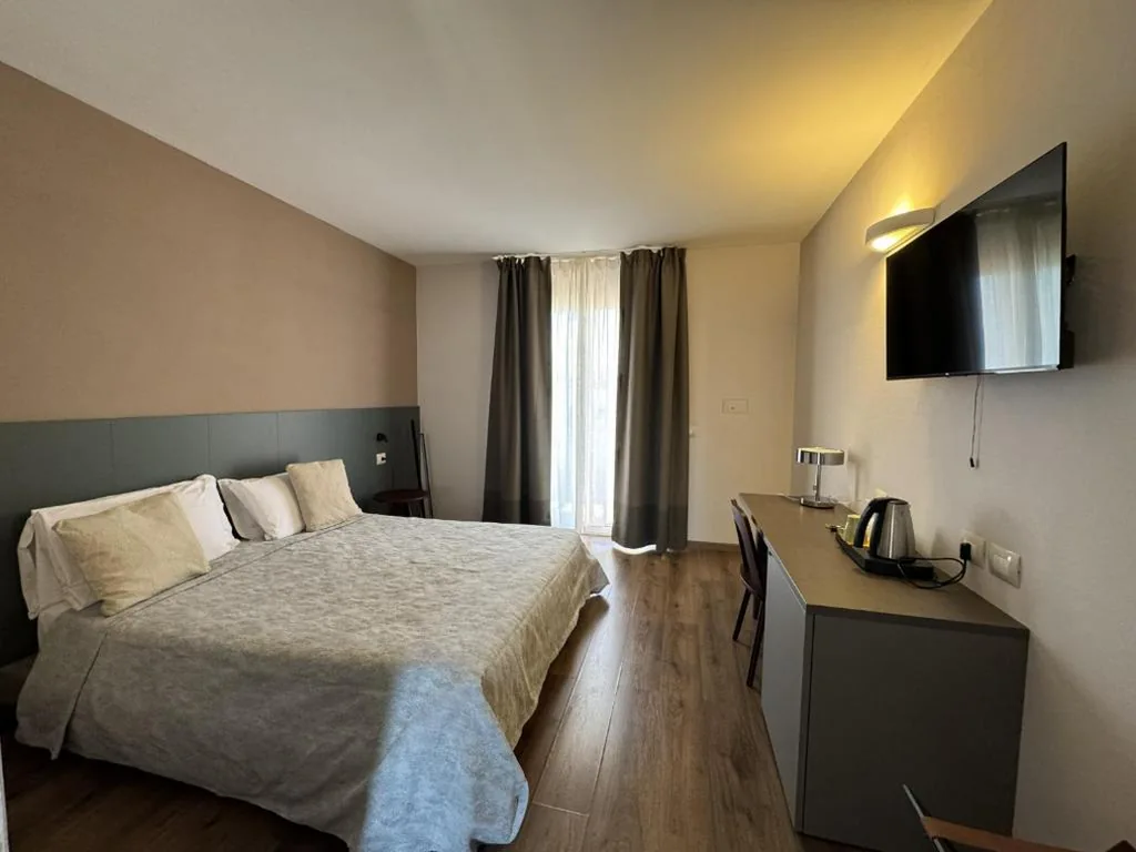 Camera Matrimoniale Comfort con Balcone e Vista Piscina — Hotel Royal