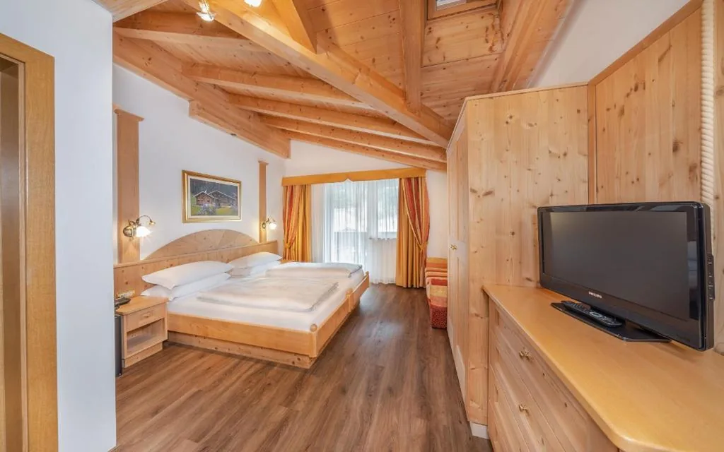Camera Matrimoniale Comfort con Balcone — Hotel Rodella