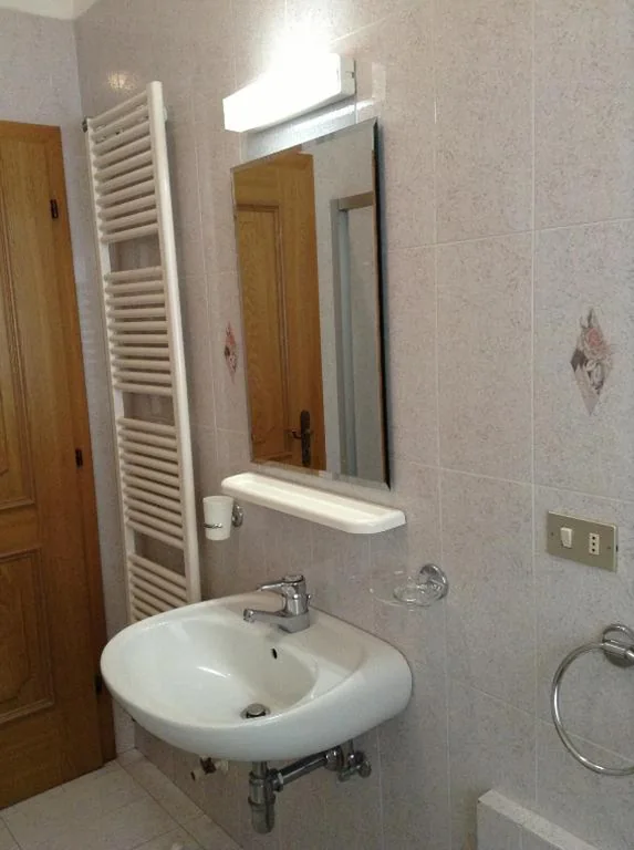 Camera Matrimoniale con Bagno in Comune - Dependance — Verda Val