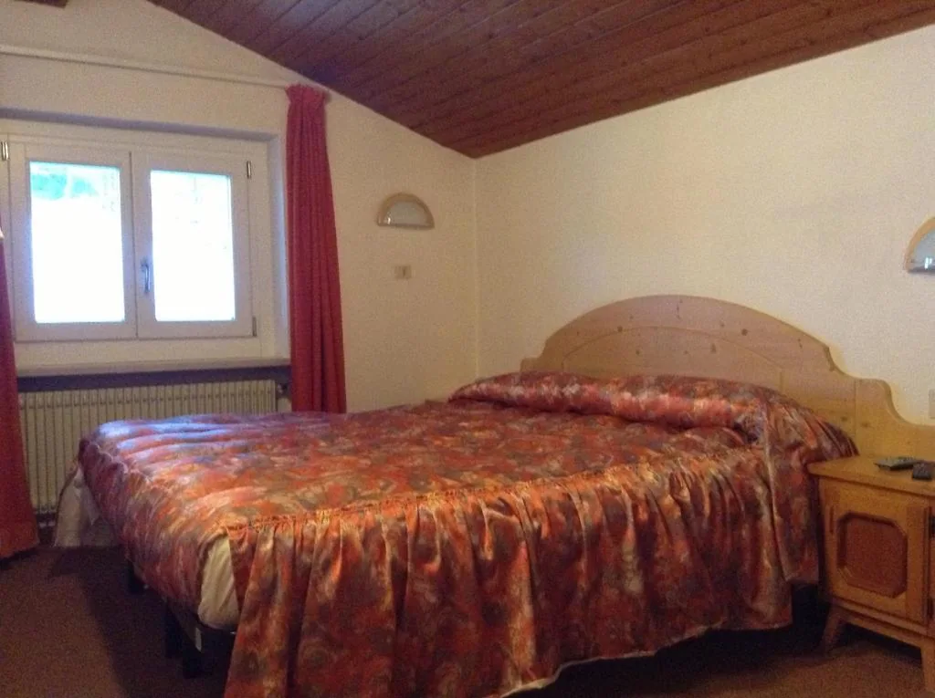 Camera Matrimoniale con Bagno in Comune — Garnì Villa Cecilia