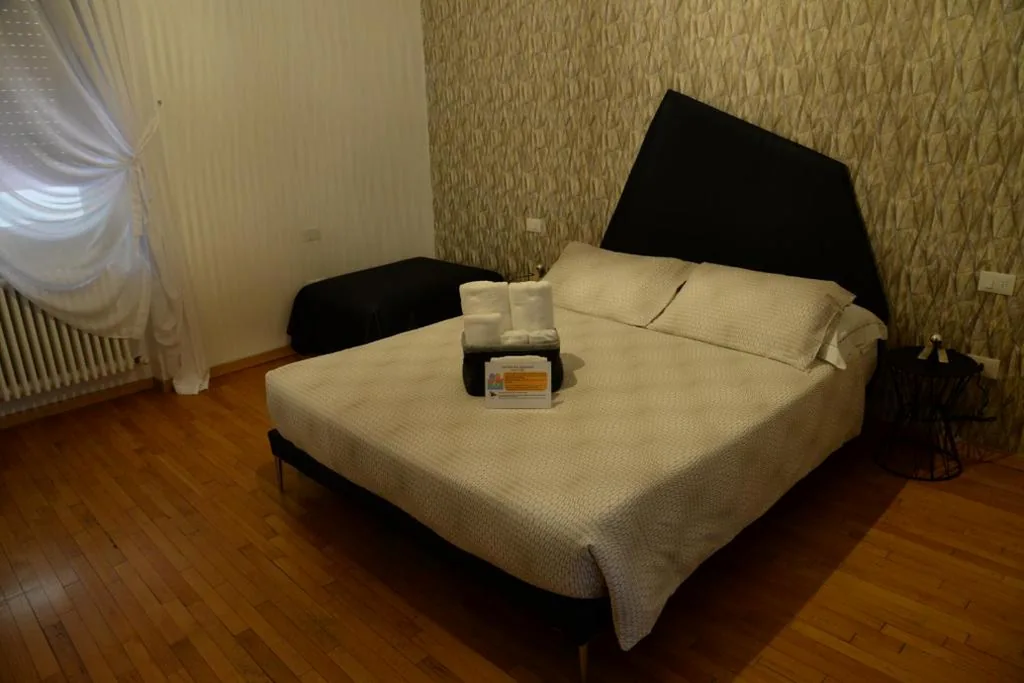 Camera Matrimoniale con Bagno in Comune — House of Trento – NO Reception
