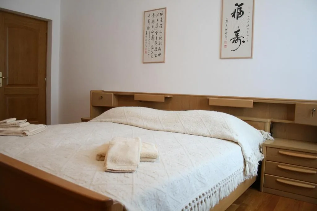 Camera Matrimoniale con Bagno in Comune — le stanze di Saraswati