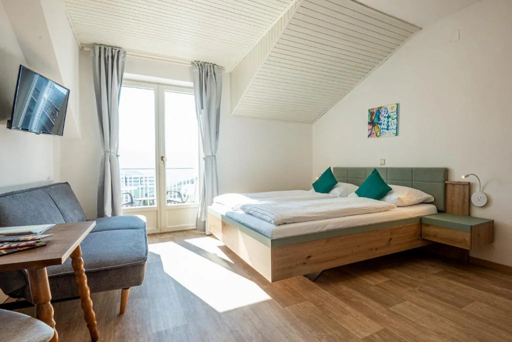 Camera Matrimoniale con Bagno Privato Esterno — Strengen Guesthouse