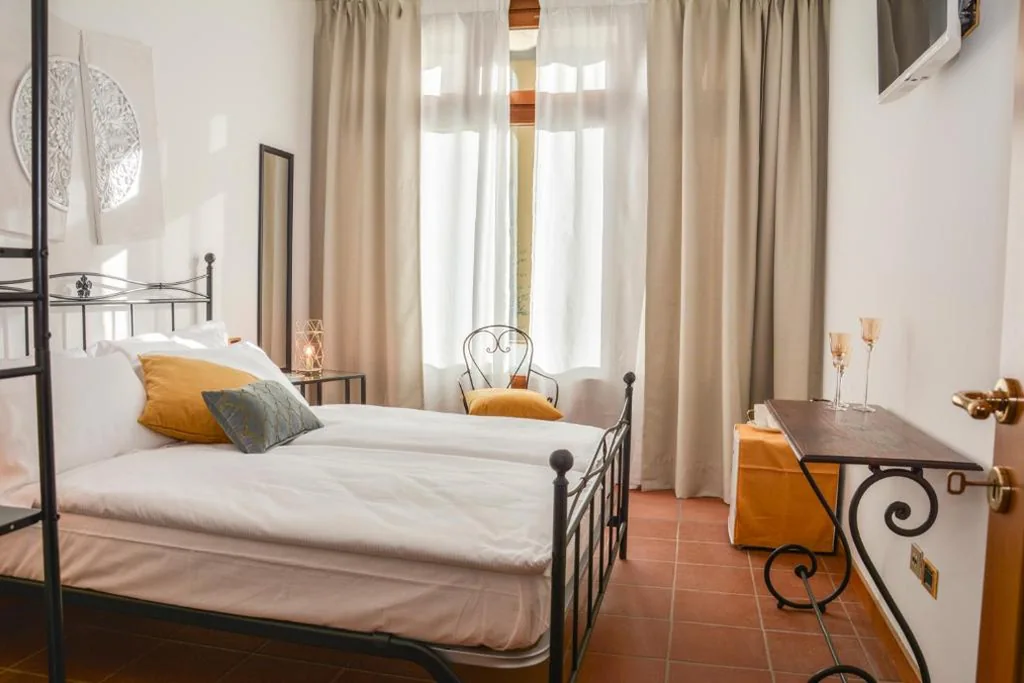 Camera Matrimoniale con Bagno Privato Esterno — Villa degli Olivi Relais