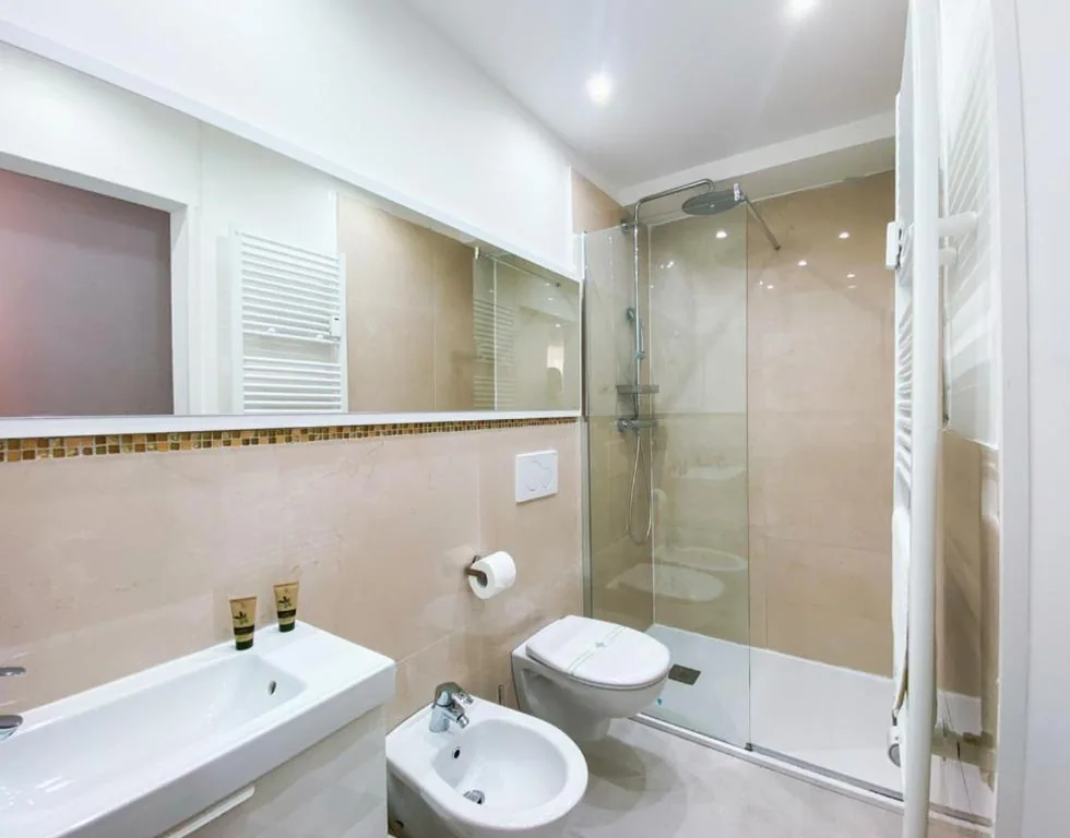 Camera Matrimoniale con Bagno Privato — Klemi, rooms in old town Dolomia best home Check in automatico