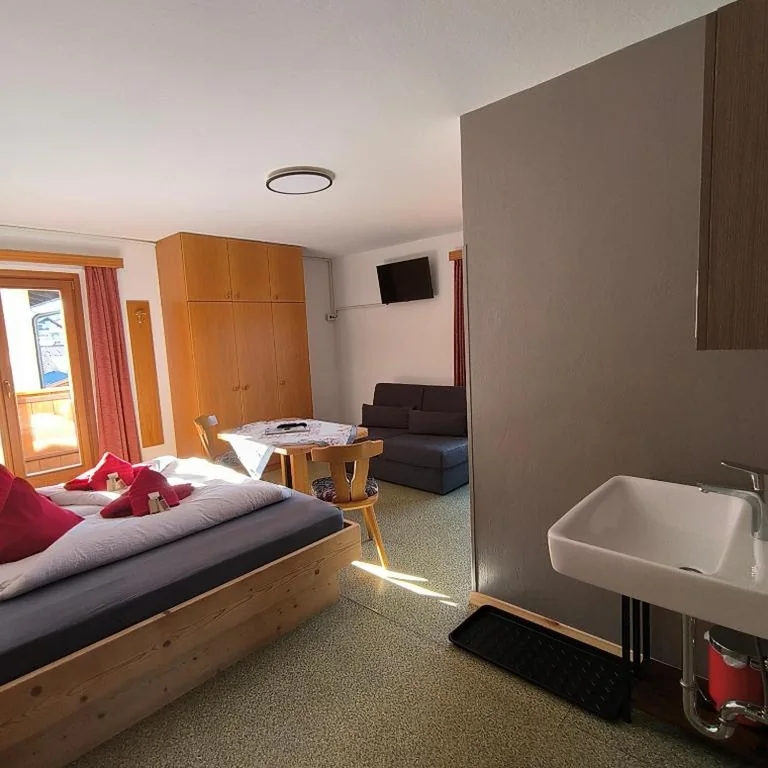 Camera Matrimoniale con Balcone (2 Adulti + 1 Bambino) — B&B Garni Lantschner