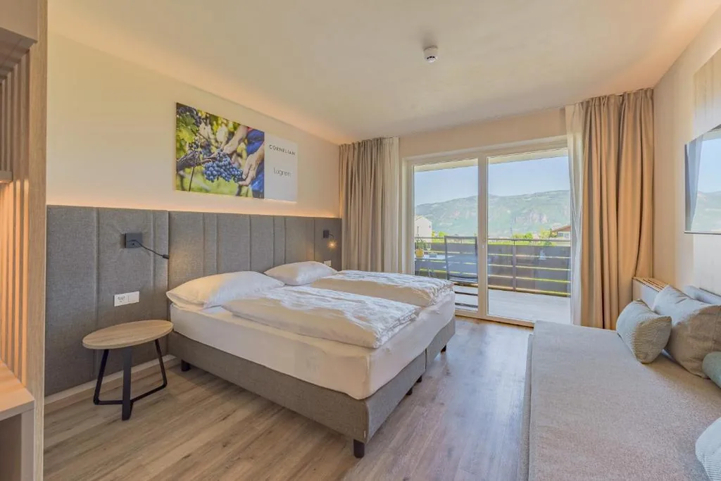 Camera Matrimoniale con Balcone (2 Adulti + 1 Bambino) — Hotel Cornelian Suites & Rooms