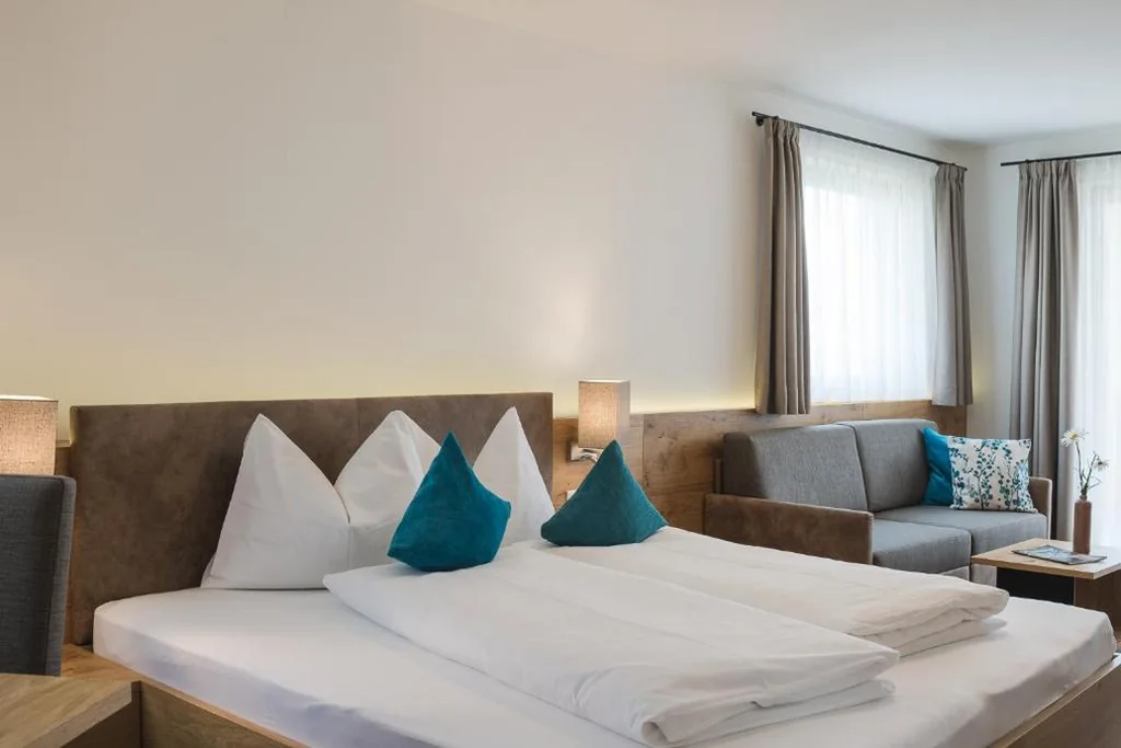 Double Room with Balcony — Apparthotel Zunneler