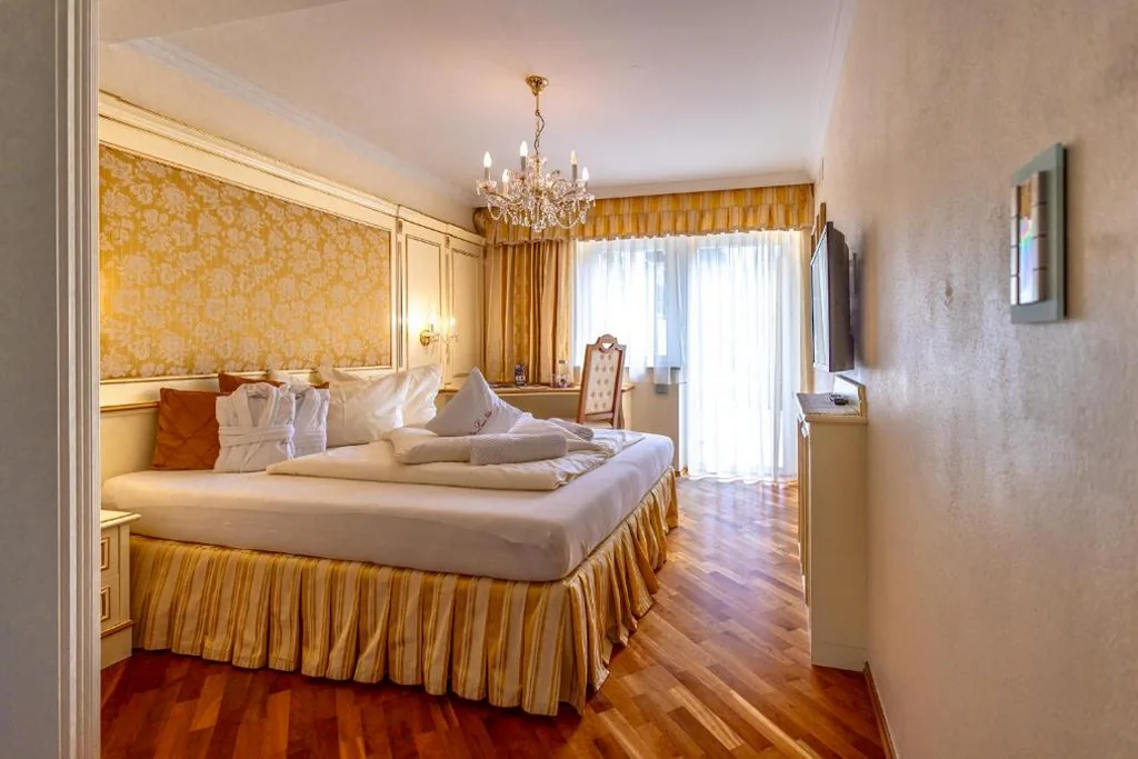 Camera Matrimoniale con Balcone — Das Land-Palais – Your lovely Mountain Hideaway