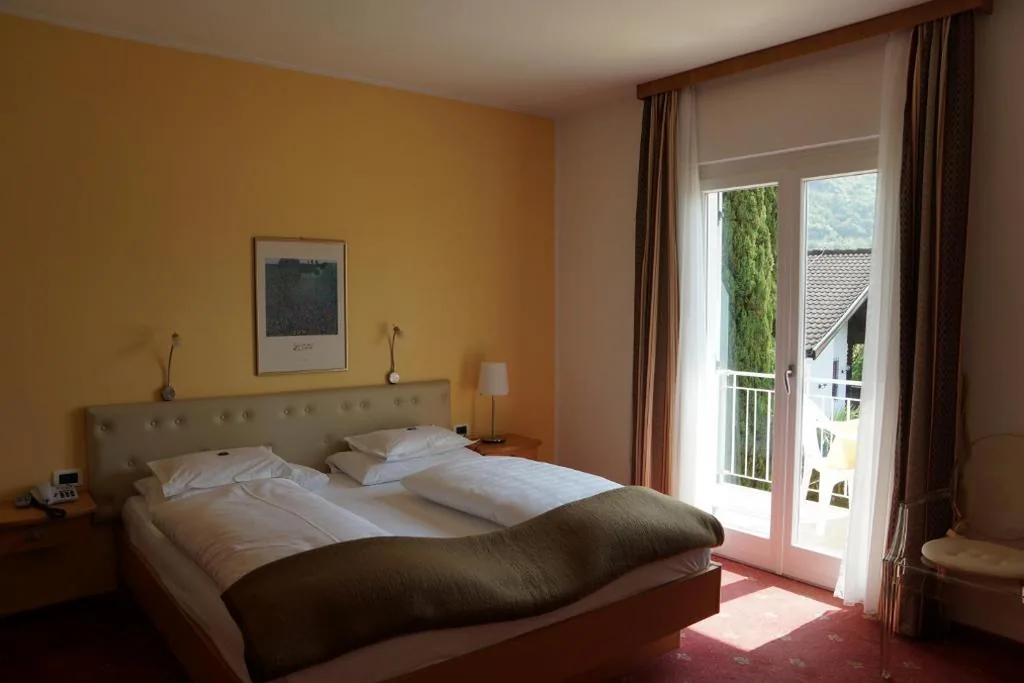Camera Matrimoniale con Balcone e Vista Giardino — Hotel Zima