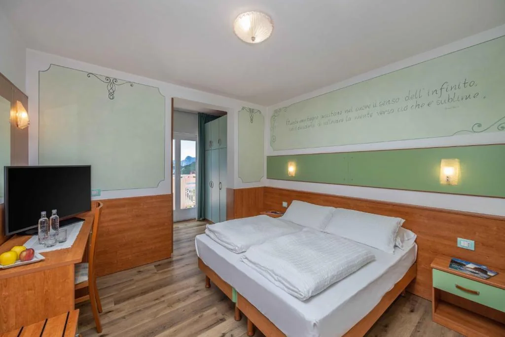 Camera Matrimoniale con Balcone e Vista Lago — Hotel Londra Slow Living Molveno
