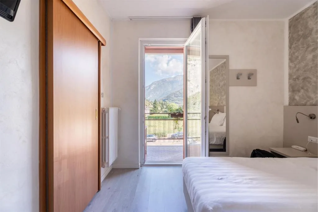 Camera Matrimoniale con Balcone e Vista Montagna — Hotel Angelini