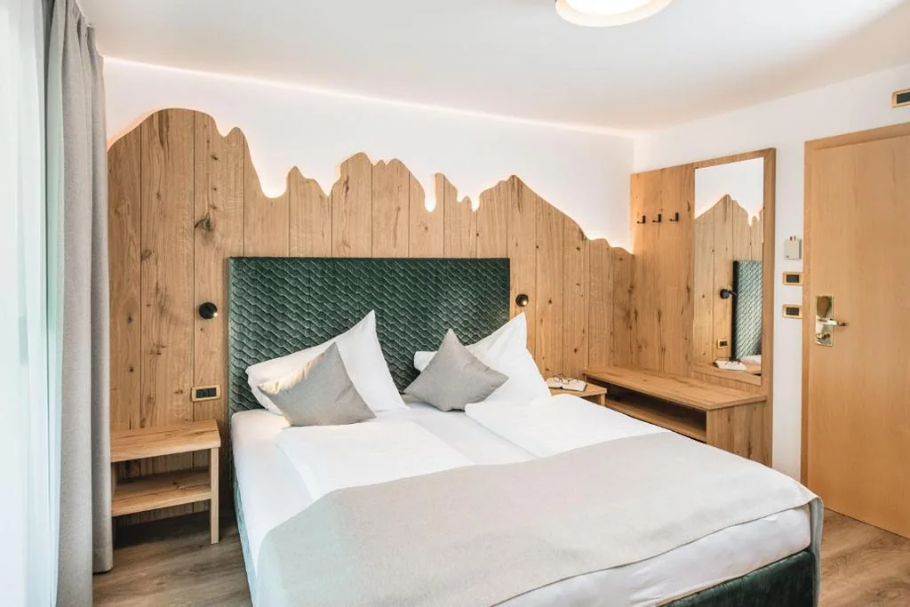 Camera Matrimoniale con Balcone — Garni Hotel Miara – Your Dolomites Home