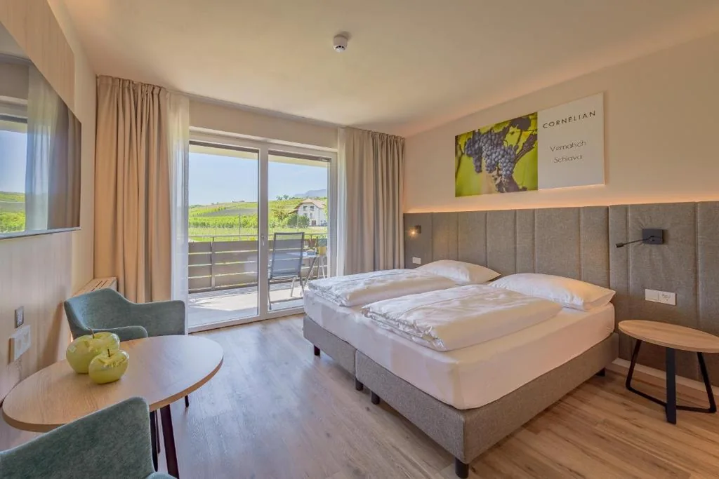 Camera Matrimoniale con Balcone — Hotel Cornelian Suites & Rooms