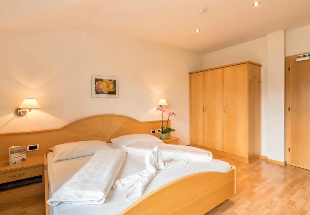 Double Room with Balcony — Hotel Garni Grüner Baum (Albero Verde)