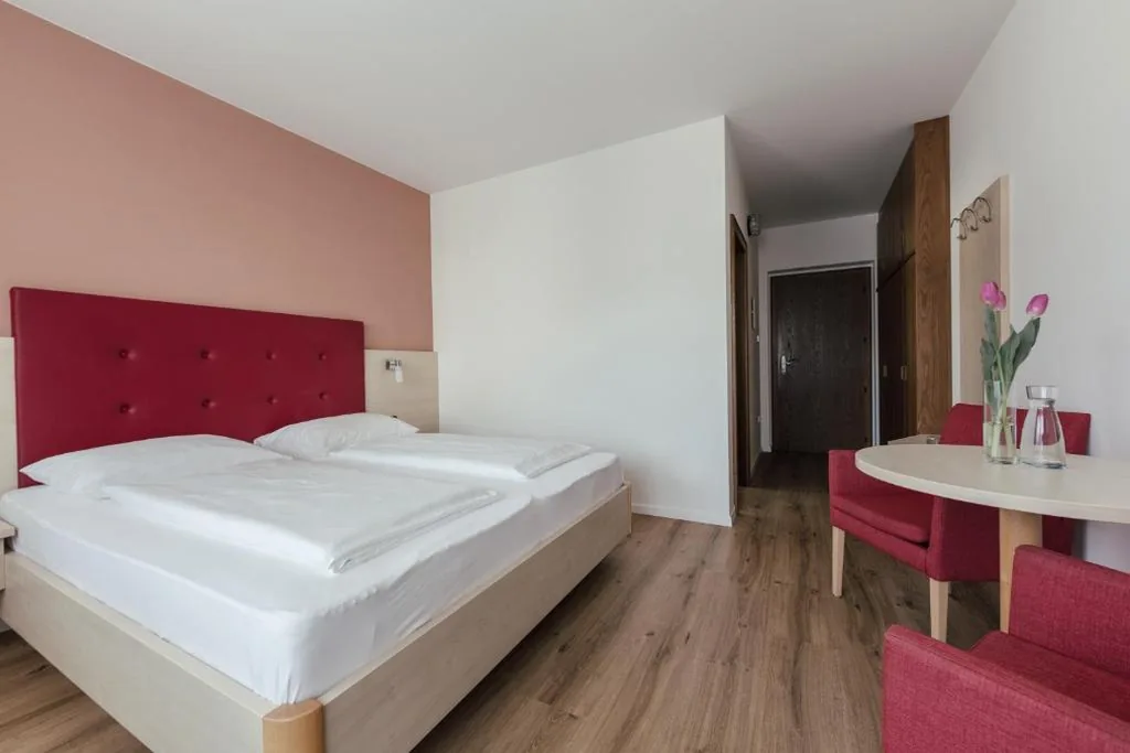 Camera Matrimoniale con Balcone — Hotel Garni Sirmian