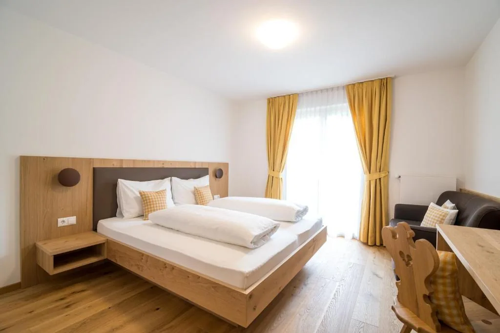 Camera Matrimoniale con Balcone — Hotel Quellenhof