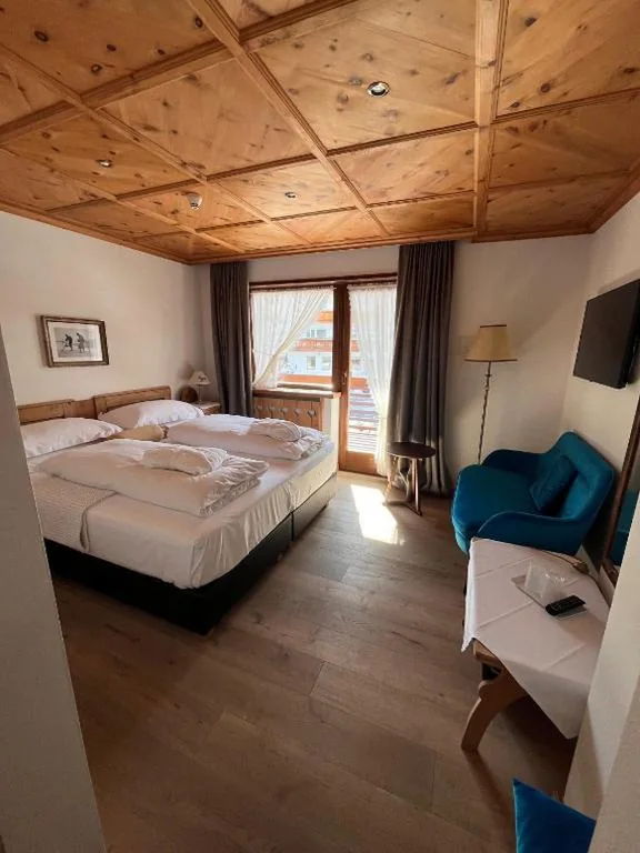 Camera Matrimoniale con Balcone — Mountain Home Villa Anna