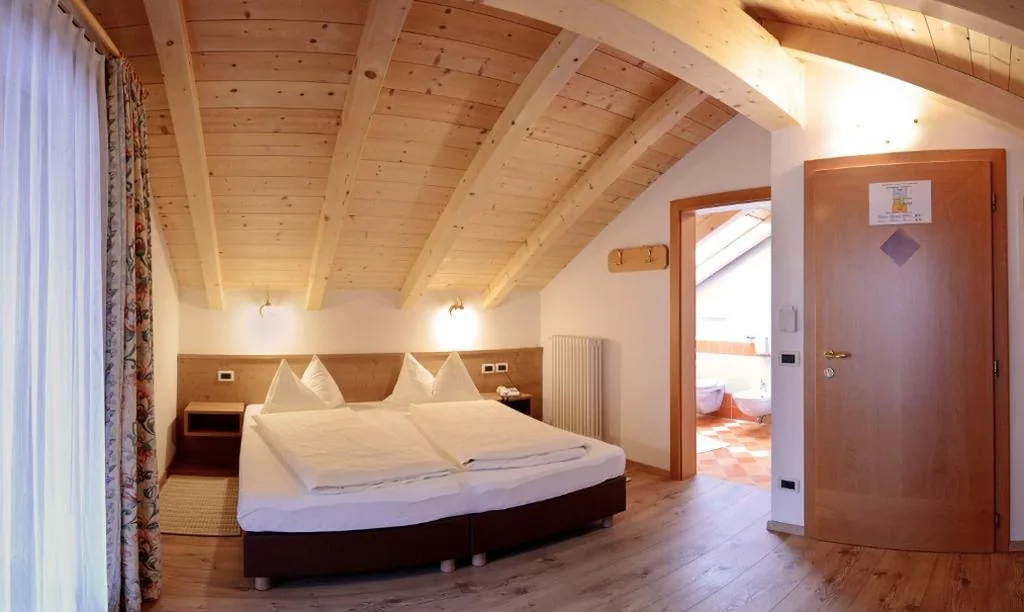 Camera Matrimoniale con Balcone — Residence Rautal B&B ***S