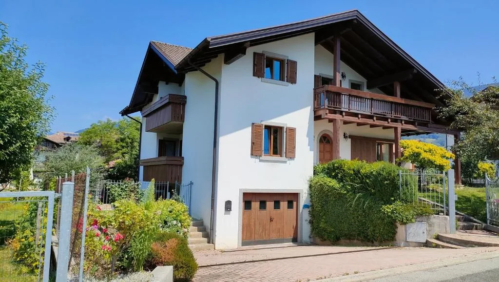 Camera Matrimoniale con Balcone — Villa Cares – Pension mit Tischtennis