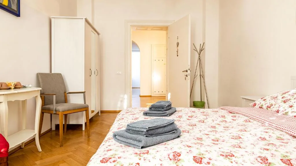 Camera Matrimoniale con Doccia e Servizi Igienici in Comune — Villa Anita Rooms