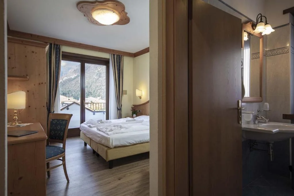 Camera Matrimoniale con Letto Supplementare — Ariston Lake View Hotel