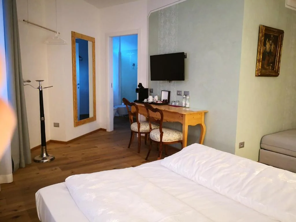Camera Matrimoniale con Letto Supplementare — Torrione Trento