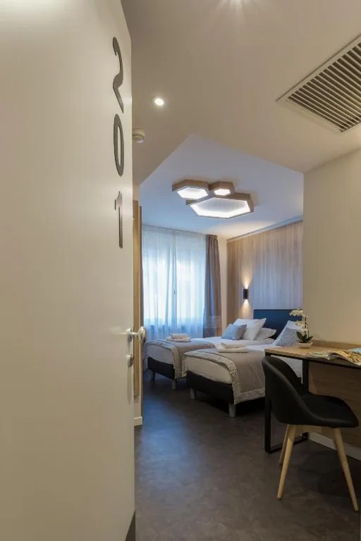 Camera Matrimoniale con Letto Supplementare — Tourist Hotel