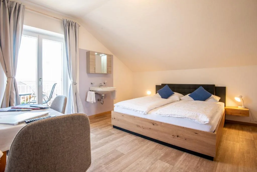 Camera Matrimoniale con Vista Giardino — Strengen Guesthouse