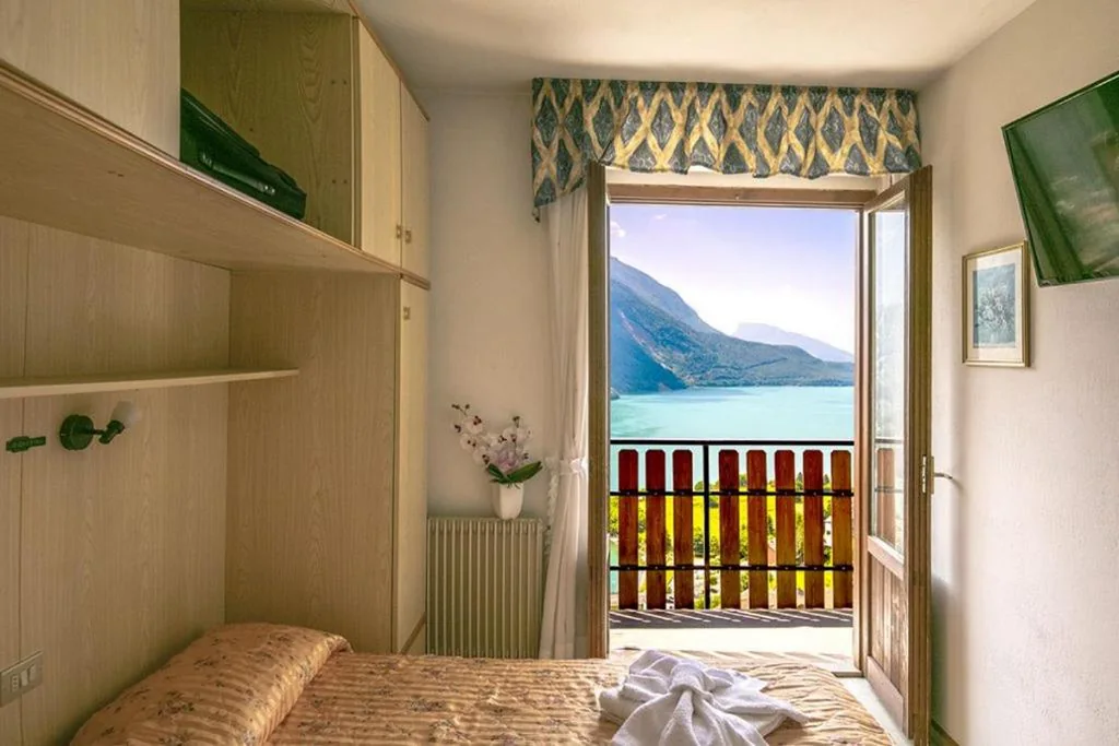 Double Room with Lake View — Hotel Aurora