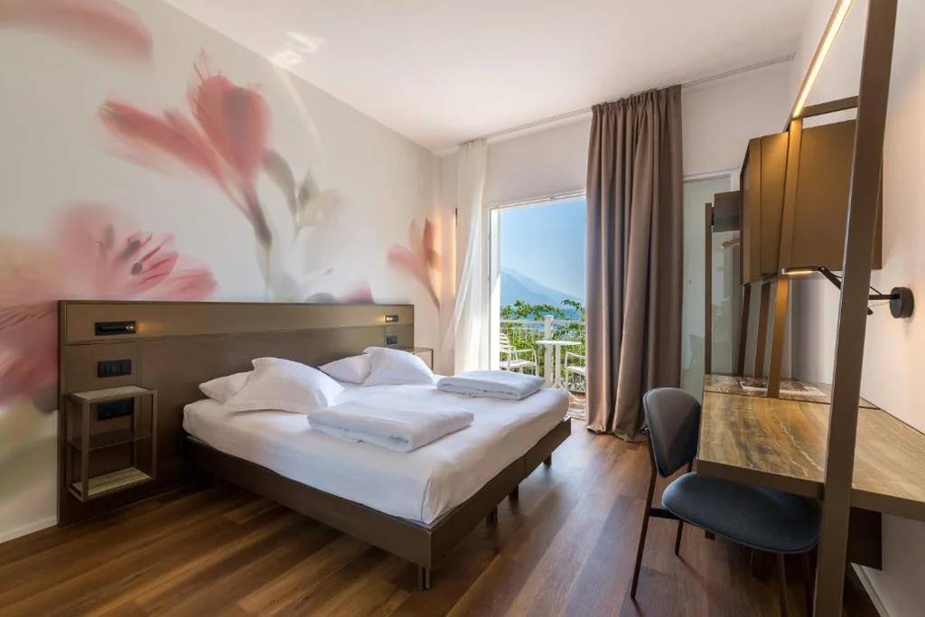 Camera Matrimoniale con Vista Lago — Hotel Baia Azzurra – Lake Front