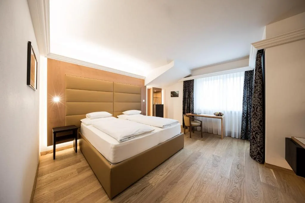 Camera Matrimoniale con Vista Lago — Hotel Haus am Hang