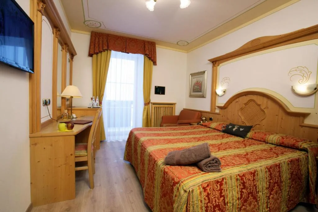 Camera Matrimoniale con Vista Montagna — Alexander Hotel Alpine Wellness Dolomites