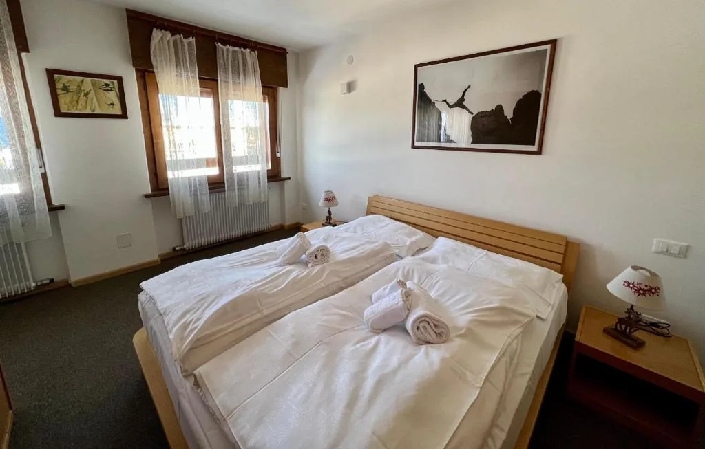 Camera Matrimoniale con Vista Montagna — B&B CHALET NICOLUSSI